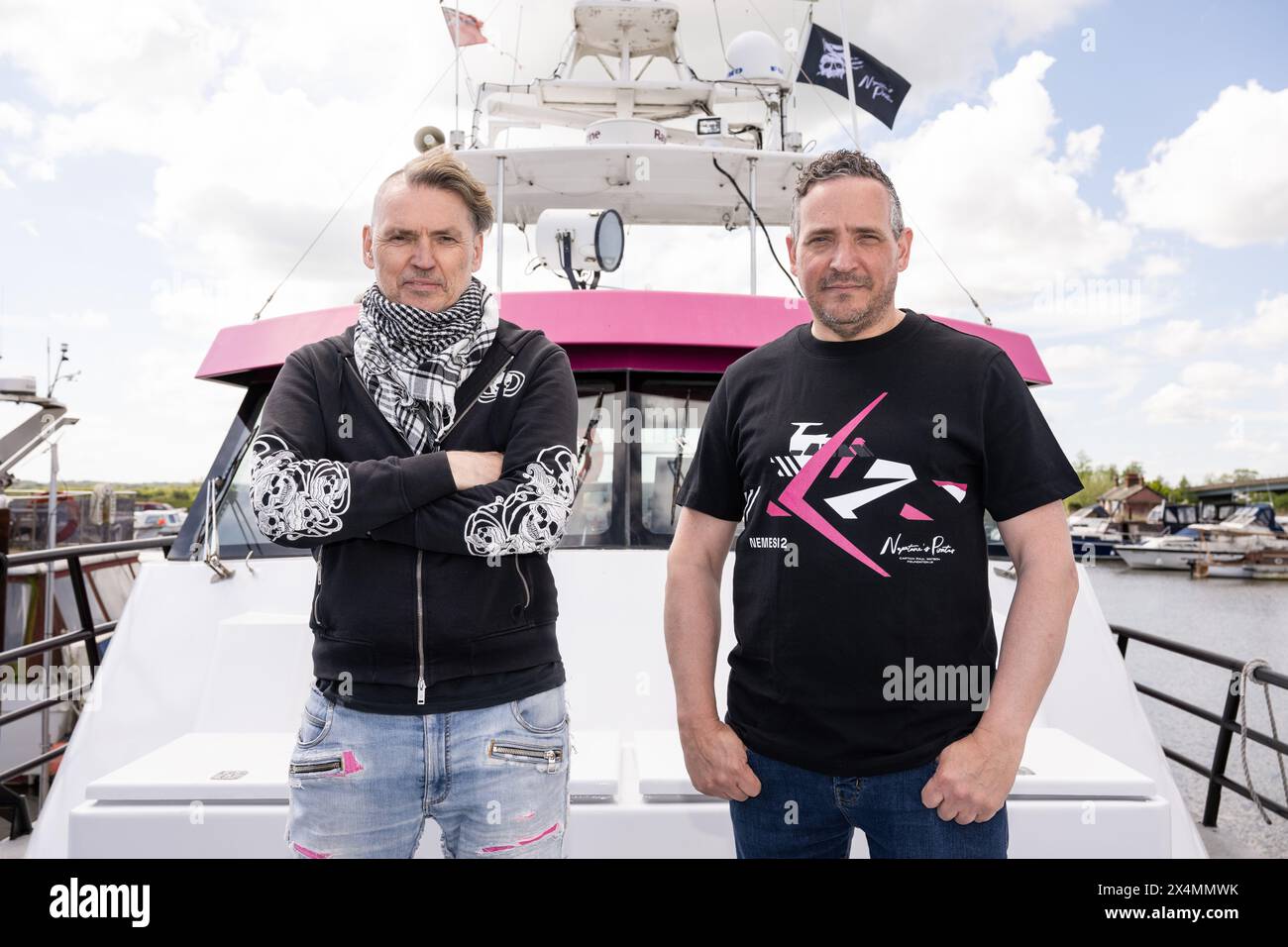 SOLO PER USO EDITORIALE Dale Vince, fondatrice di Ecotricity (a sinistra) e Rob Read UK Direttore di Nettuno's Pirates al lancio ufficiale di "Nemesis", una nave di pattuglia per la conservazione marina di proprietà della Green Britain Foundation e gestita da Neptune's Pirates UK (nota anche come Captain Paul Watson Foundation UK), a St. Olaves Marina, Norfolk. Data: Sabato 4 maggio 2024. Foto Stock