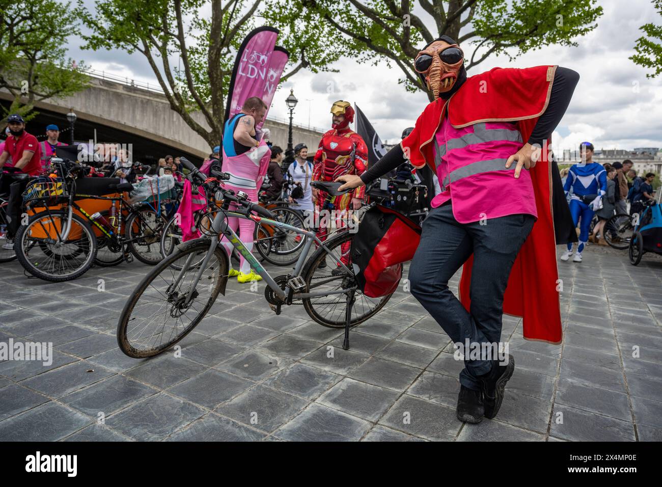 Londra, Regno Unito. 4 maggio 2024. I fan di Star Wars vestiti come i loro personaggi preferiti di Star Wars, così come i supereroi, si riuniscono al Teatro Nazionale prima di un giro in bicicletta celebrativo intorno alla capitale in quello che è diventato noto come "Star Wars Day". I fan di Star Wars hanno notato che la prima parte della frase del film "May the Force Be With You" suona come "May the Fourth", quindi il 4 maggio è diventata la scelta ovvia per celebrare il franchise. Crediti: Stephen Chung / Alamy Live News Foto Stock