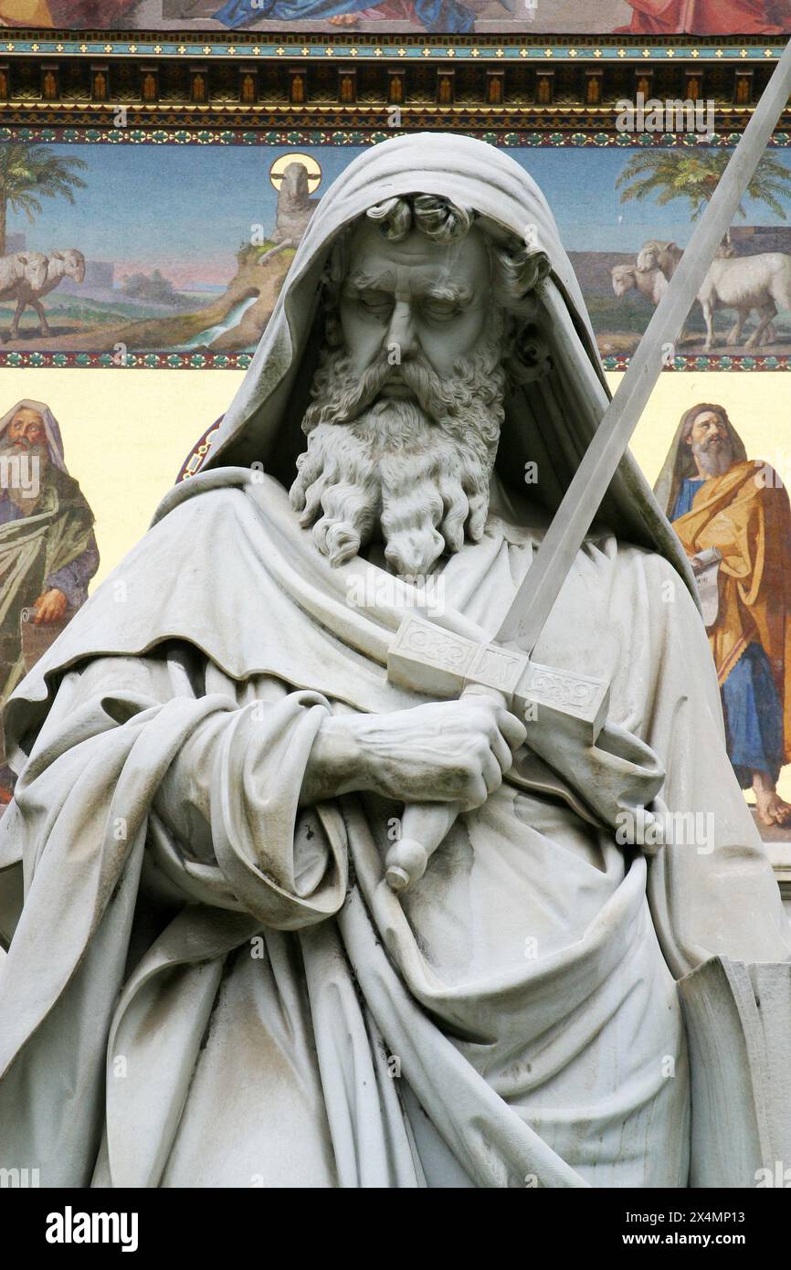 San Paolo la statua di fronte alla basilica di San Paolo fuori le Mura a Roma, Italia Foto Stock