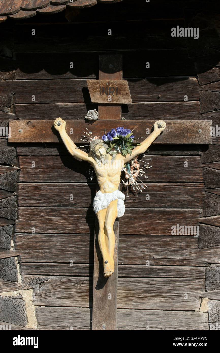 Un crocifisso sulla parete esterna della cappella in legno di San Martino a Stari Brod, Croazia Foto Stock