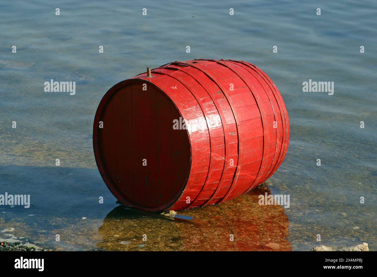 Botte rossa vicino alla riva del mare a Simuni, sull'isola di pag, Croazia Foto Stock