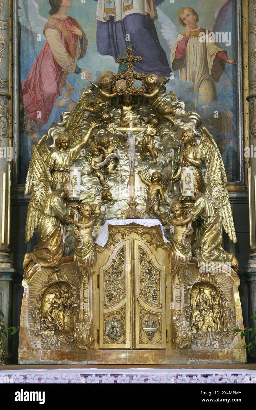 Tabernacolo sull'altare maggiore nella chiesa parrocchiale di San Giovanni Nepomuceno a Stupnik, Croazia Foto Stock