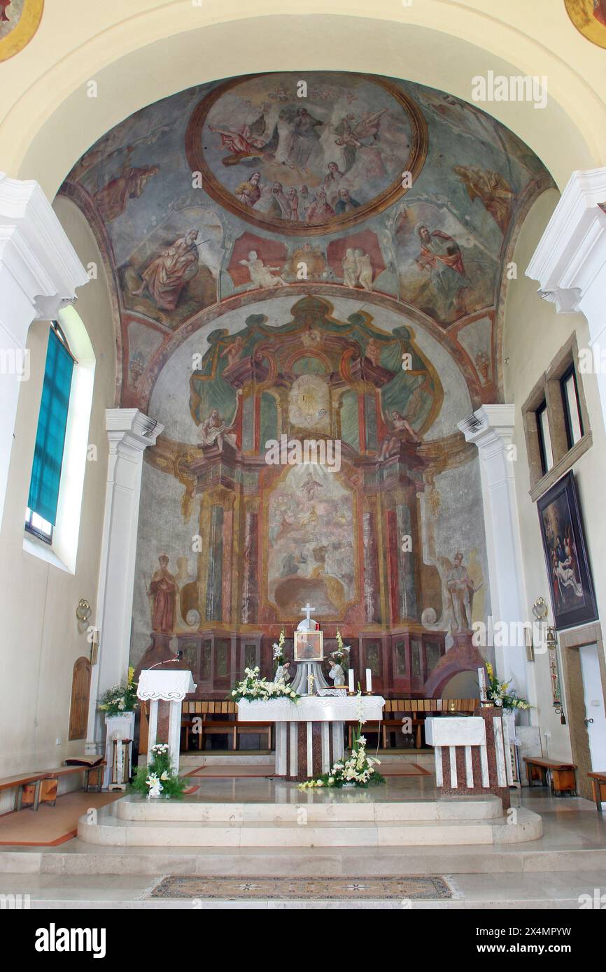 Altare maggiore nella Chiesa di tutti i Santi a Sesvete, Croazia Foto Stock