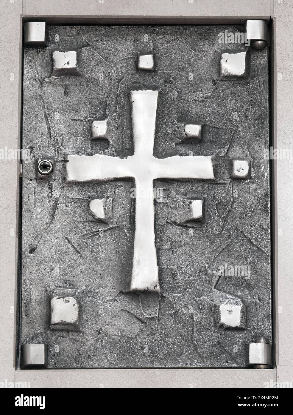 Tabernacolo sull'altare maggiore nella chiesa parrocchiale di Sant'Antonio da Padova a Sesvetska Sela, Croazia Foto Stock