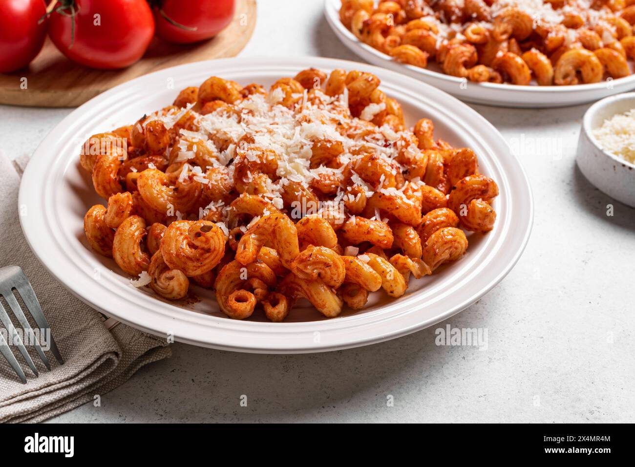 Cavatappi con salsa di pomodoro e parmigiano grattugiato da vicino. Piatto di pasta vegetariana fatta in casa con salsa rossa ricca. Foto Stock