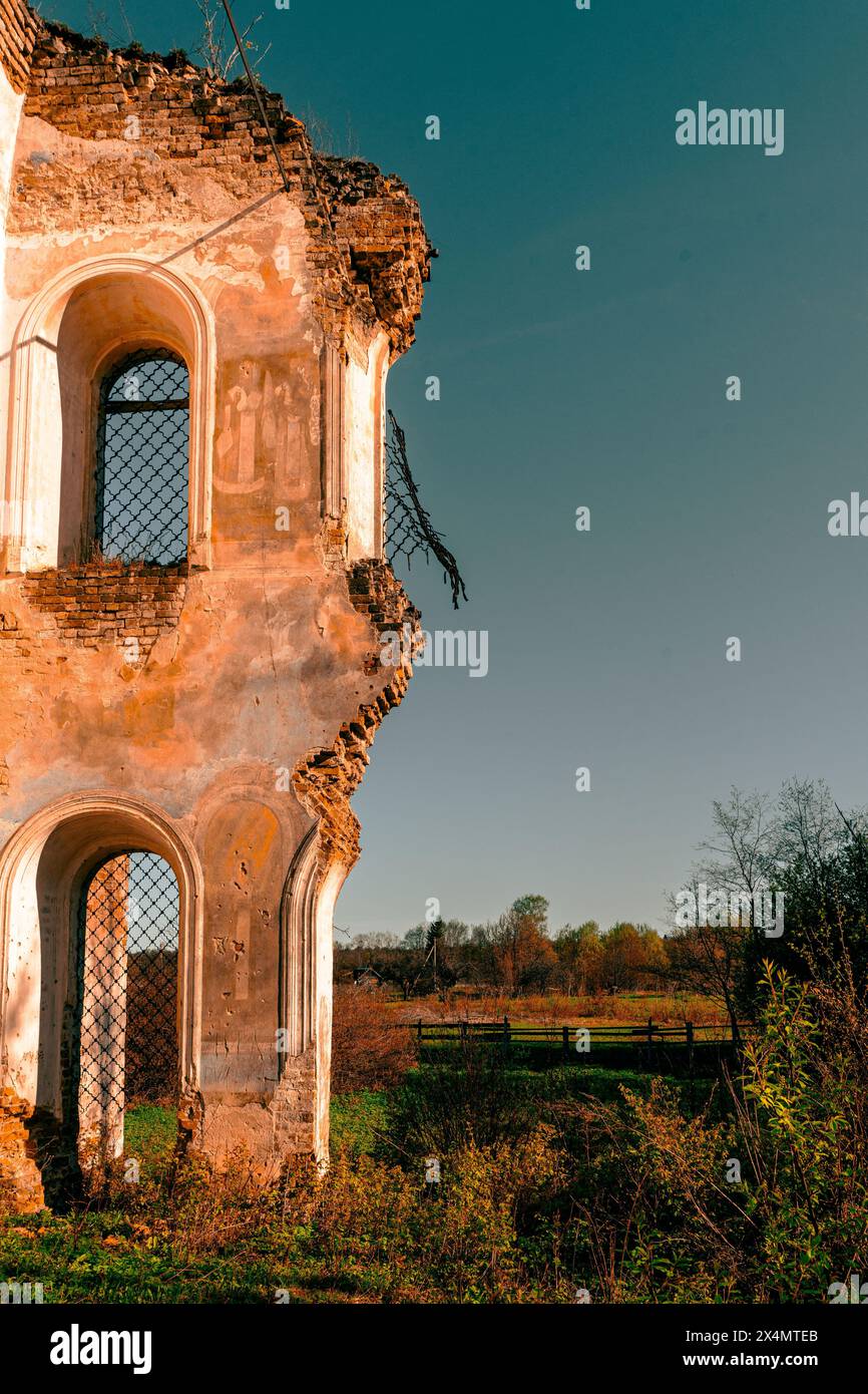 Il muro crollato di un antico tempio contro il cielo. Foto di alta qualità Foto Stock