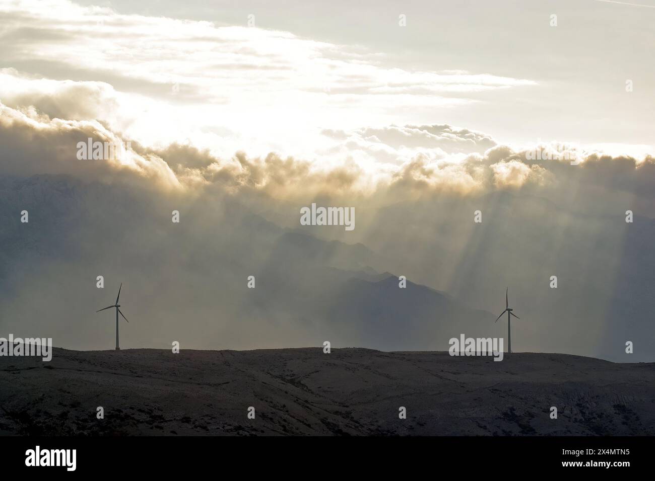 Mulini a vento per la produzione di energia elettrica sull'isola di pag, Croazia Foto Stock