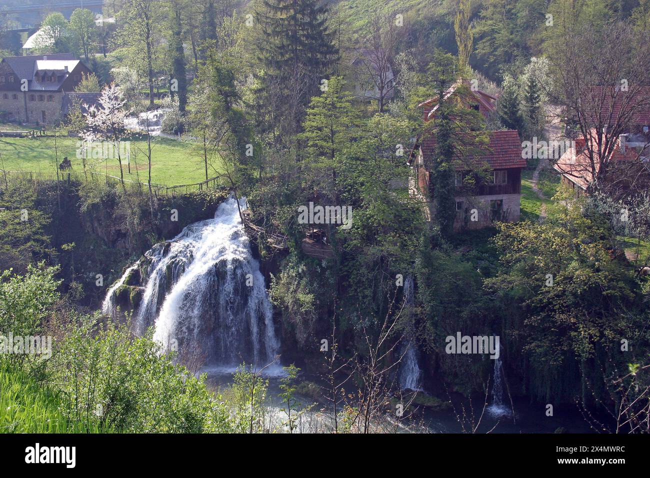 Paesaggio idilliaco del villaggio di Rastoke sulla cascata del fiume, Croazia Foto Stock