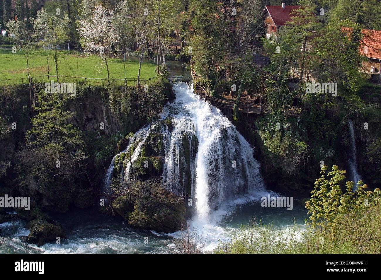 Paesaggio idilliaco del villaggio di Rastoke sulla cascata del fiume, Croazia Foto Stock