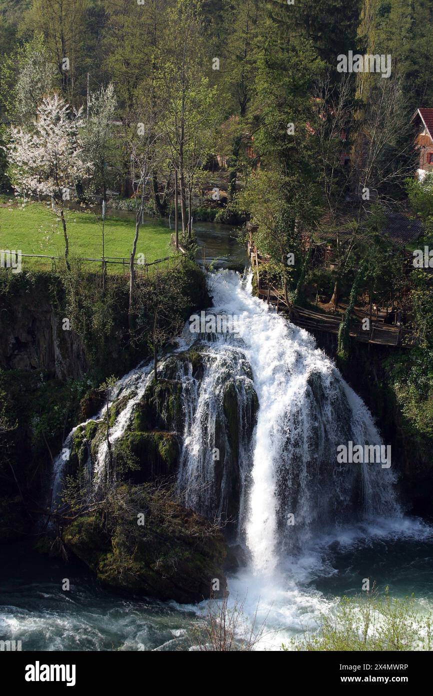 Paesaggio idilliaco del villaggio di Rastoke sulla cascata del fiume, Croazia Foto Stock