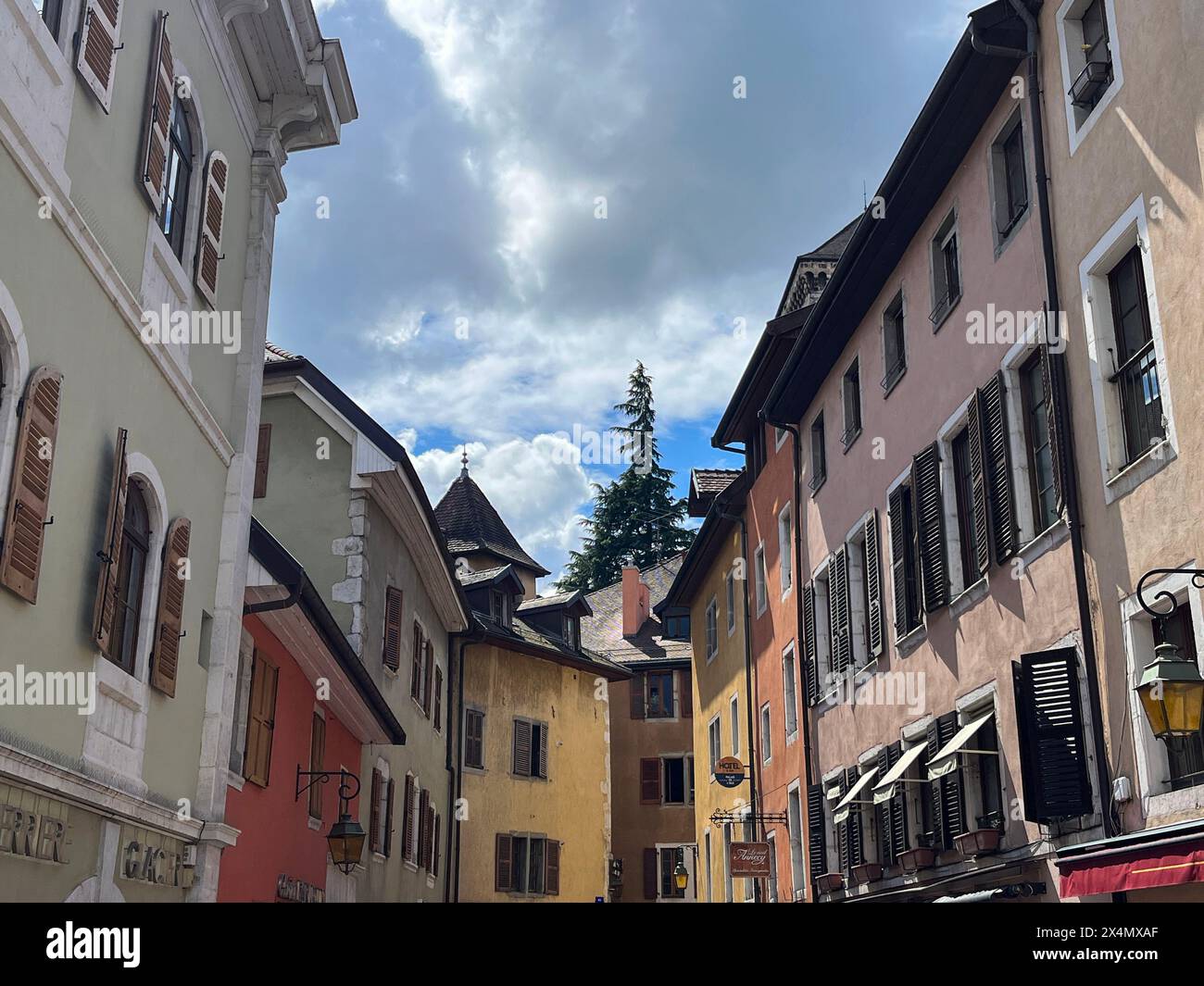 Annecy, alta Savoia, Francia: Skyline, palazzi medievali ed edifici nei vicoli della città vecchia di Annecy, la Venezia francese Foto Stock