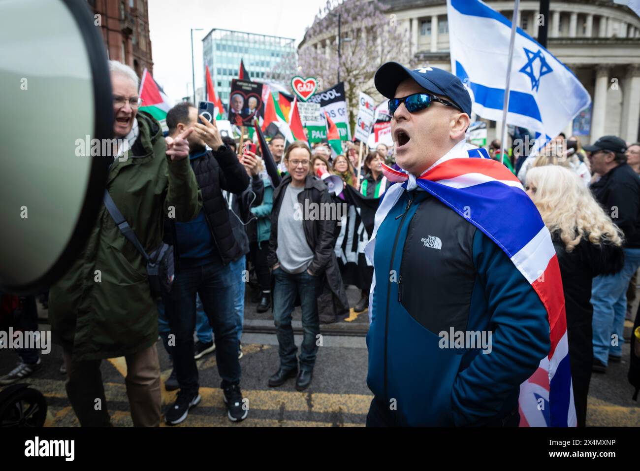 Manchester, Regno Unito. 4 maggio 2024. Un sostenitore di Israele grida a una manifestazione in Palestina. I movimenti palestinesi si uniscono in solidarietà per la giornata internazionale dei lavoratori per sensibilizzare tutti i professionisti che operano a Gaza. Crediti: Andy Barton/Alamy Live News Foto Stock