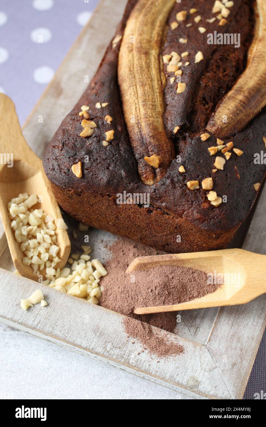 Pane alla banana al cioccolato vegano con mandorle tritate - zucchero - delizia gratuita Foto Stock