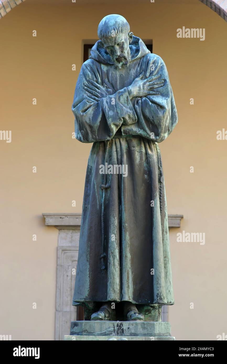 La statua in bronzo di San Francesco nel Palazzo Vescovile è una copia della statua (1881) di Giovanni Dupre, che sua figlia donò alla Cattedrale Foto Stock