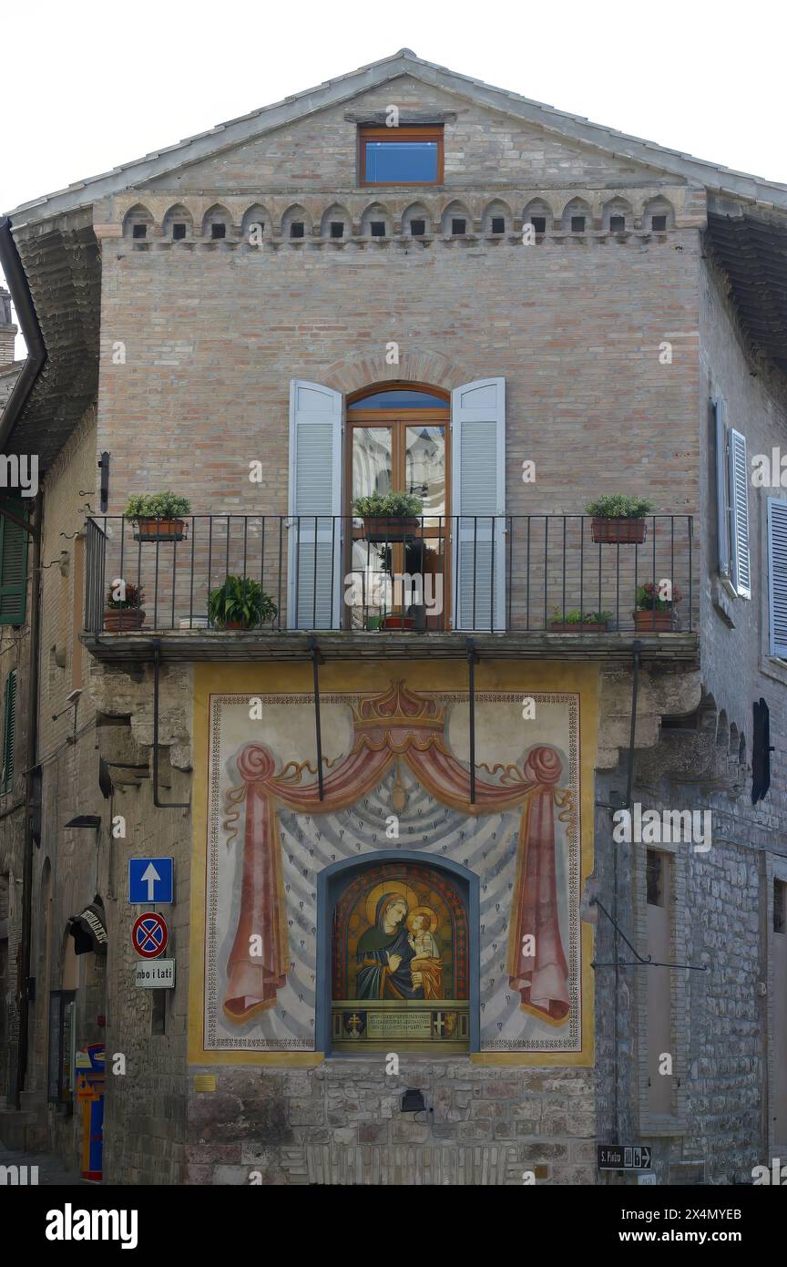 Santuario lungo la strada con Maria e Gesù, una strada medievale ad Assisi, Umbria, Italia Foto Stock