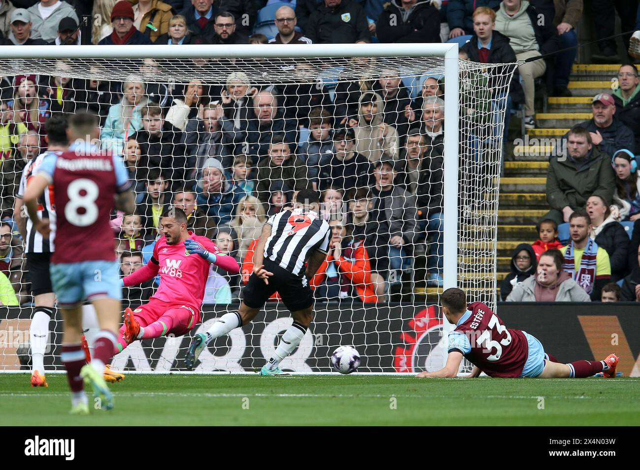 Burnley, Regno Unito. 4 maggio 2024. Callum Wilson del Newcastle United (9) segna il suo primo gol. Partita di Premier League, Burnley contro Newcastle Utd al Turf Moor di Burnley, Lancs sabato 4 maggio 2024. Questa immagine può essere utilizzata solo per scopi editoriali. Solo per uso editoriale, foto di Chris Stading/Andrew Orchard fotografia sportiva/Alamy Live news credito: Andrew Orchard fotografia sportiva/Alamy Live News Foto Stock