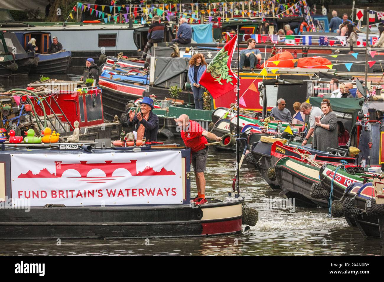 Londra, Regno Unito, 4 maggio 2024. Molte delle barche sensibilizzano sulla mancanza di fondi per i corsi d'acqua britannici. L'annuale IWA Canalway Cavalcade torna a Little Venice per il fine settimana festivo dei primi di maggio, celebrando i corsi d'acqua della Britannia e la loro comunità. Dispone di circa 100 barche decorate, una processione per il corso d'acqua, attività e intrattenimento. Foto Stock