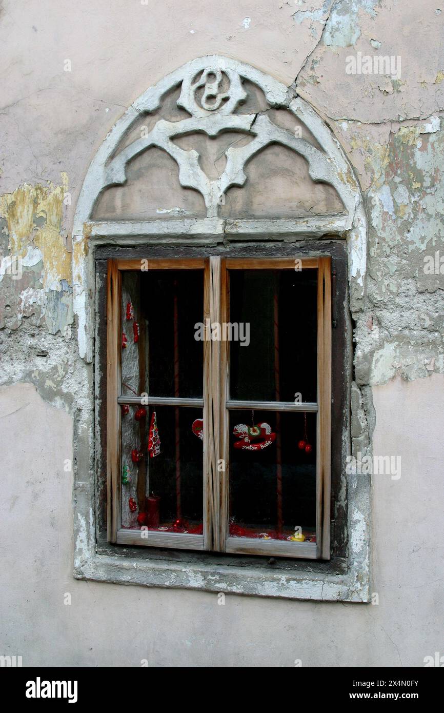 Una vecchia e antica finestra in legno e una vecchia casa a Zagabria, Croazia Foto Stock