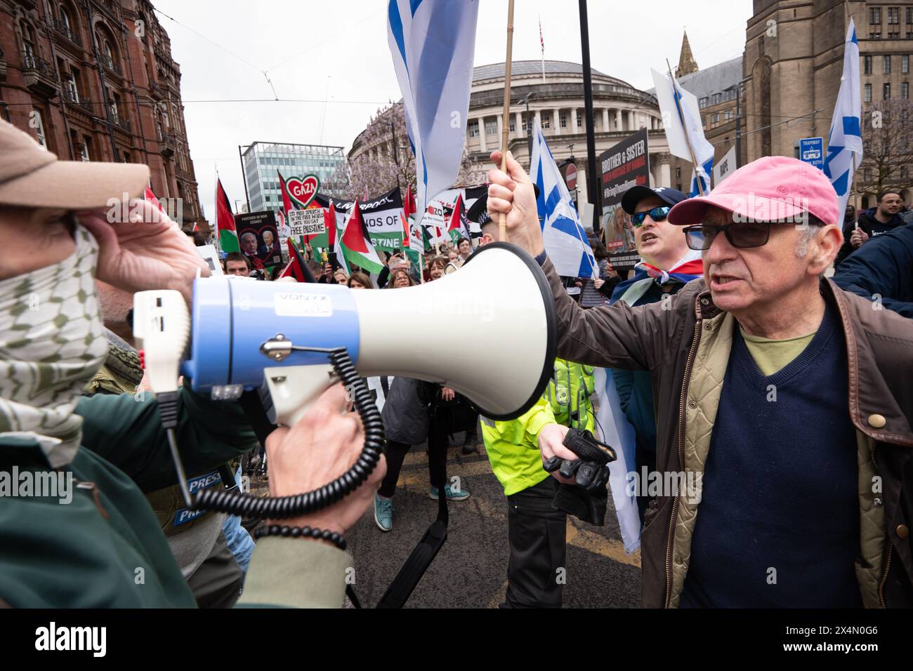 Manchester, Regno Unito. 4 maggio 2024. I manifestanti opposti sono tenuti separati dagli amministratori e dalla polizia. Protesta palestinese a Manchester. I manifestanti incontrarono un gruppo di manifestanti pro Israele dopo aver lasciato il centro della città su Oxford Road dove gli amministratori e la polizia tenevano separati i gruppi. I manifestanti pro palestinesi hanno poi marciato verso la tenda studentesca di protesta al Brunswick Park dell'Università di Manchester. Manchester Regno Unito. Picture garyrobertsphotography/worldwidefeatures.com credito: GaryRobertsphotography/Alamy Live News Foto Stock