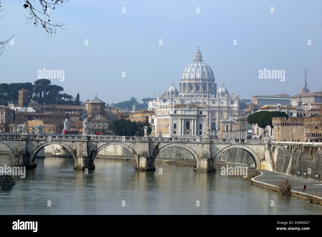 Roma classica con la basilica di San Pietro in Vaticano e il ponte di Sant'Angelo sul Tevere Foto Stock