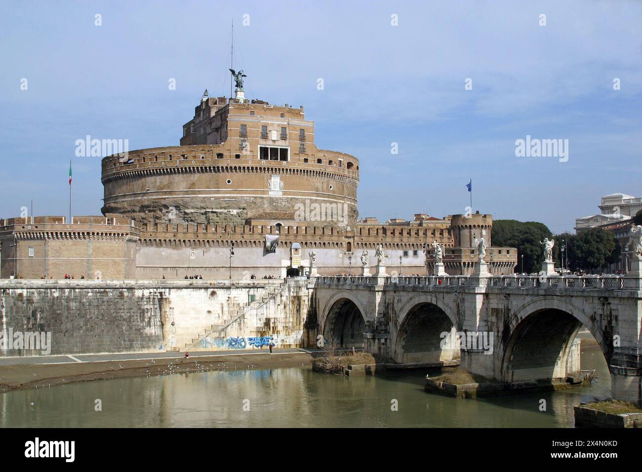 Castel Sant'Angelo e il ponte sul fiume Tevere a Roma, Italia Foto Stock