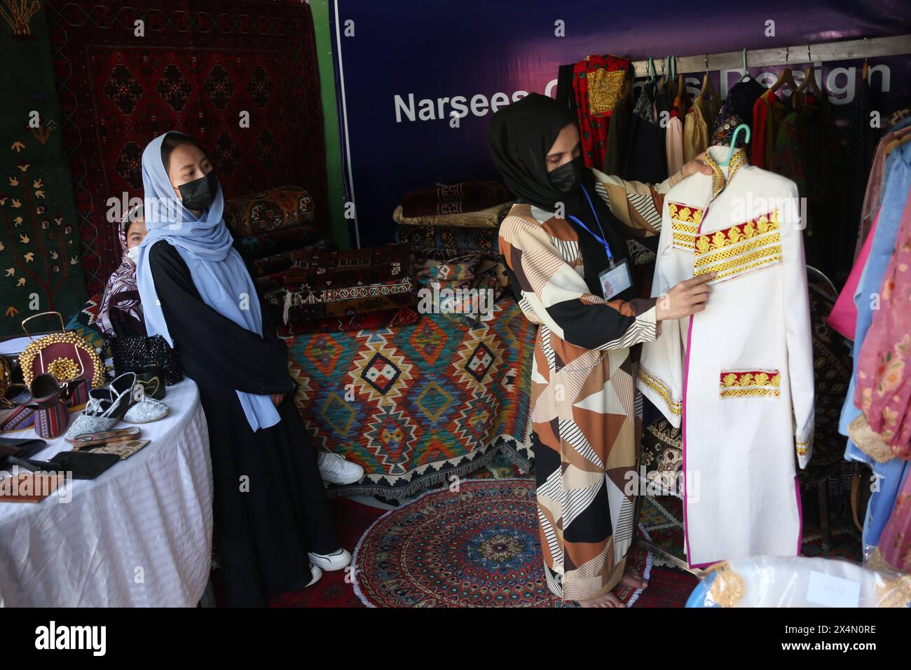 Kabul, Afghanistan. 1 maggio 2024. Le donne vendono beni in occasione di un'esposizione di prodotti agricoli e altri prodotti afghani a Kabul, la capitale dell'Afghanistan, 1° maggio 2024. PER ANDARE CON "Feature: Le donne afghane si avventurano in affari per l'indipendenza economica" credito: Saifurahman Safi/Xinhua/Alamy Live News Foto Stock
