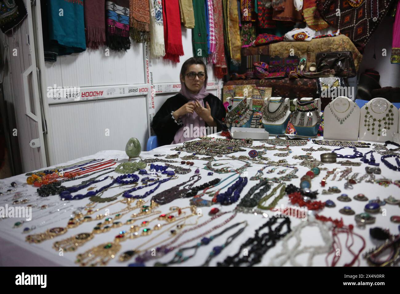Kabul, Afghanistan. 1 maggio 2024. Una donna vende merci ad un'esposizione di prodotti agricoli e di altre materie prime afghane a Kabul, la capitale dell'Afghanistan, 1° maggio 2024. PER ANDARE CON "Feature: Le donne afghane si avventurano in affari per l'indipendenza economica" credito: Saifurahman Safi/Xinhua/Alamy Live News Foto Stock