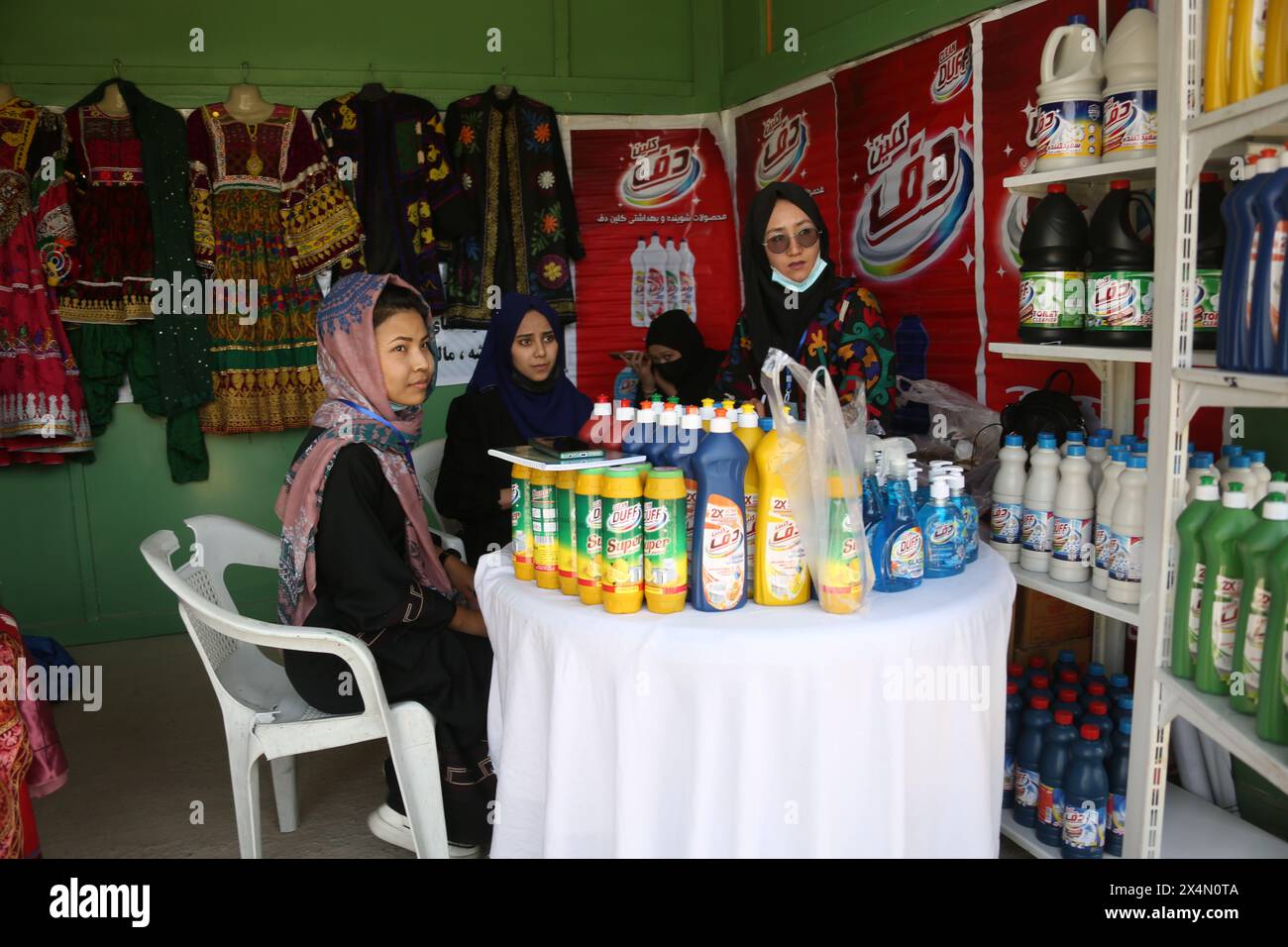 Kabul, Afghanistan. 1 maggio 2024. Le donne vendono beni in occasione di un'esposizione di prodotti agricoli e altri prodotti afghani a Kabul, la capitale dell'Afghanistan, 1° maggio 2024. PER ANDARE CON "Feature: Le donne afghane si avventurano in affari per l'indipendenza economica" credito: Saifurahman Safi/Xinhua/Alamy Live News Foto Stock