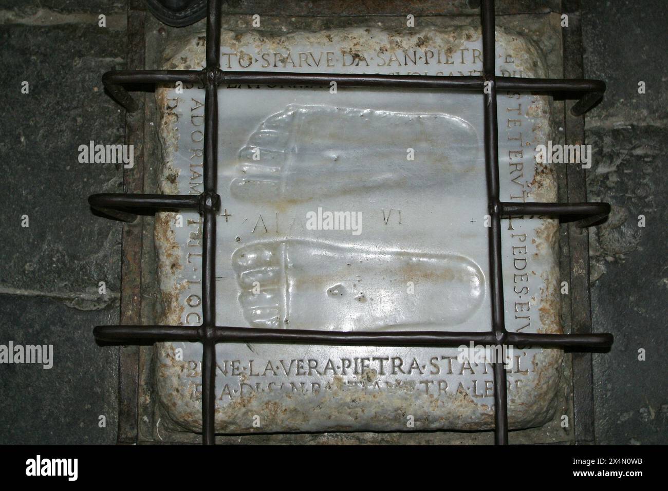 Una copia della pietra marmorea con le impronte di Gesù Cristo nella Chiesa di Santa Maria in Palmis (Chiesa di Domine Quo Vadis), Roma, Italia Foto Stock