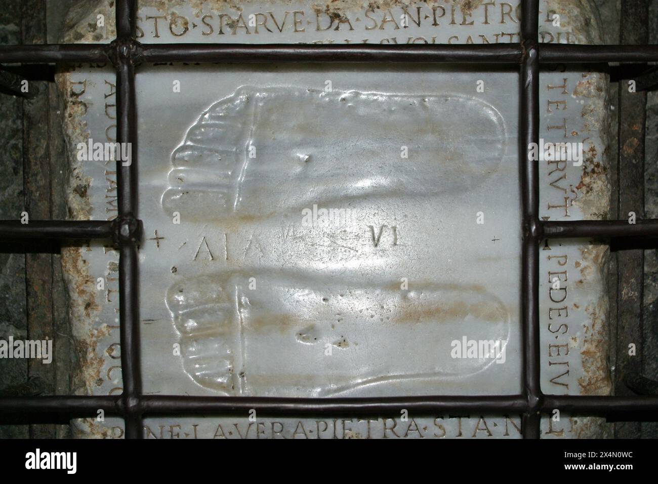 Una copia della pietra marmorea con le impronte di Gesù Cristo nella Chiesa di Santa Maria in Palmis (Chiesa di Domine Quo Vadis), Roma, Italia Foto Stock