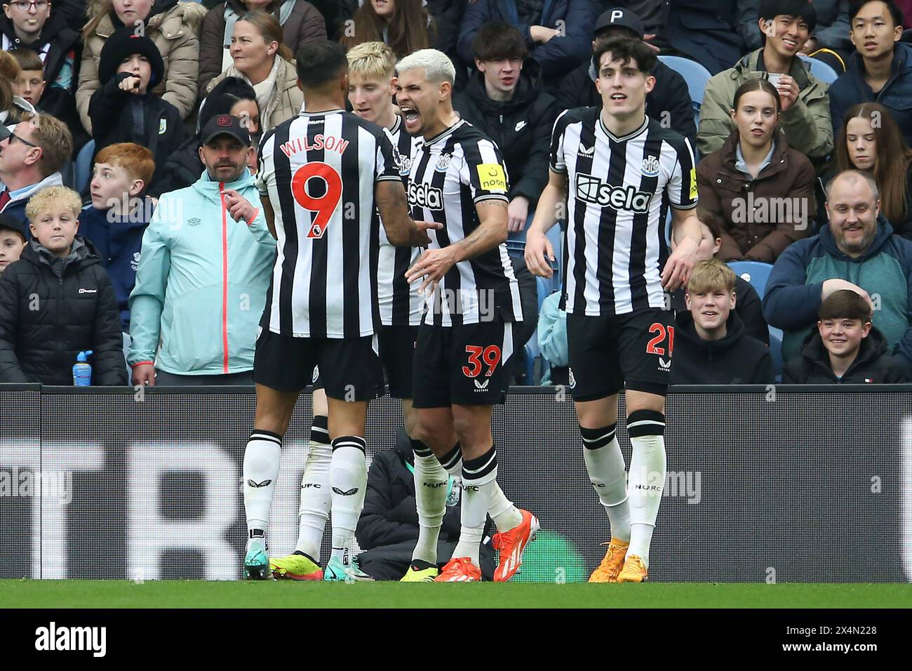 Burnley, Regno Unito. 4 maggio 2024. Bruno Guimaraes del Newcastle United (39) festeggia con i suoi compagni di squadra dopo aver segnato il terzo gol della sua squadra. Partita di Premier League, Burnley contro Newcastle Utd al Turf Moor di Burnley, Lancs sabato 4 maggio 2024. Questa immagine può essere utilizzata solo per scopi editoriali. Solo per uso editoriale, foto di Chris Stading/Andrew Orchard fotografia sportiva/Alamy Live news credito: Andrew Orchard fotografia sportiva/Alamy Live News Foto Stock