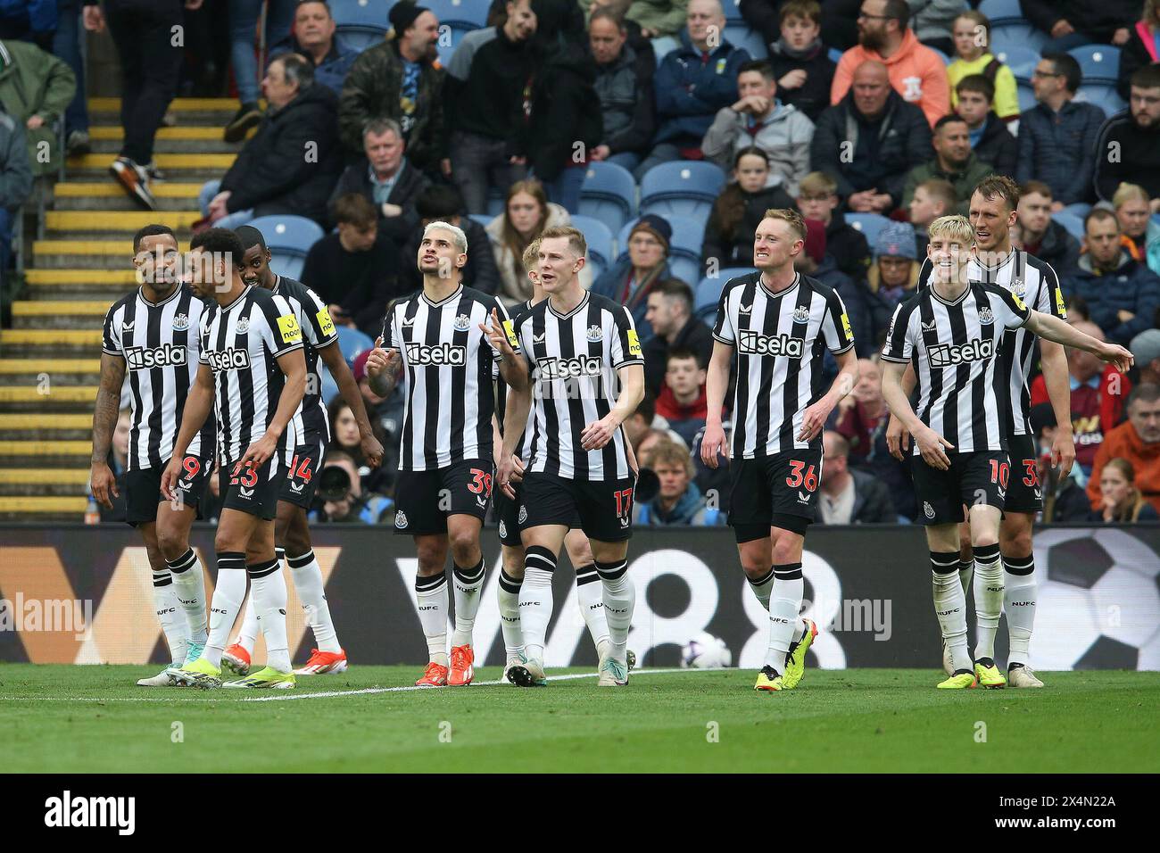 Burnley, Regno Unito. 4 maggio 2024. Bruno Guimaraes del Newcastle United (39) festeggia con i suoi compagni di squadra dopo aver segnato il terzo gol della sua squadra. Partita di Premier League, Burnley contro Newcastle Utd al Turf Moor di Burnley, Lancs sabato 4 maggio 2024. Questa immagine può essere utilizzata solo per scopi editoriali. Solo per uso editoriale, foto di Chris Stading/Andrew Orchard fotografia sportiva/Alamy Live news credito: Andrew Orchard fotografia sportiva/Alamy Live News Foto Stock