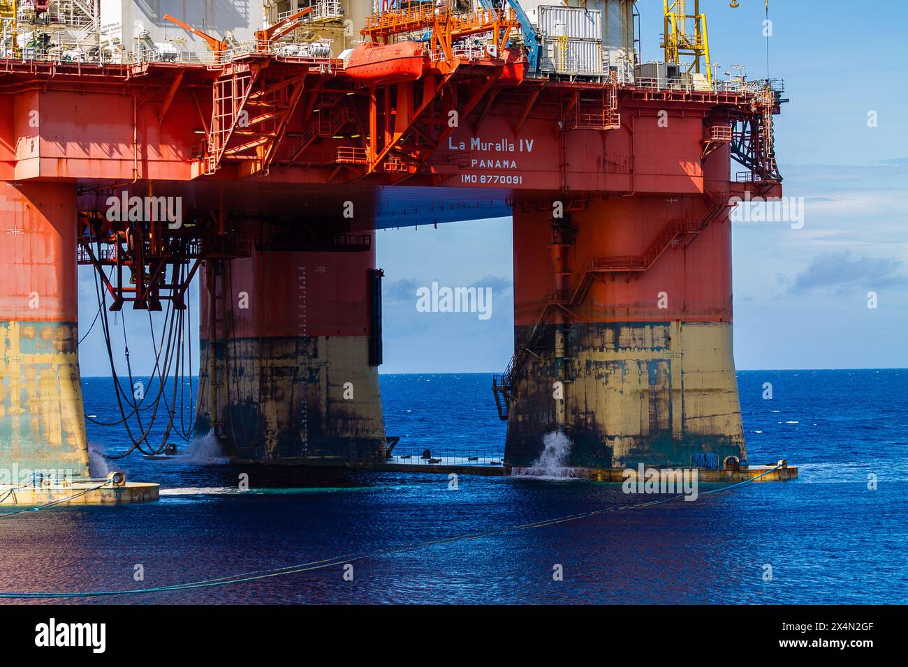 Piattaforma offshore per il settore petrolifero e del gas per la produzione di prodotti e servizi petroliferi. Foto Stock