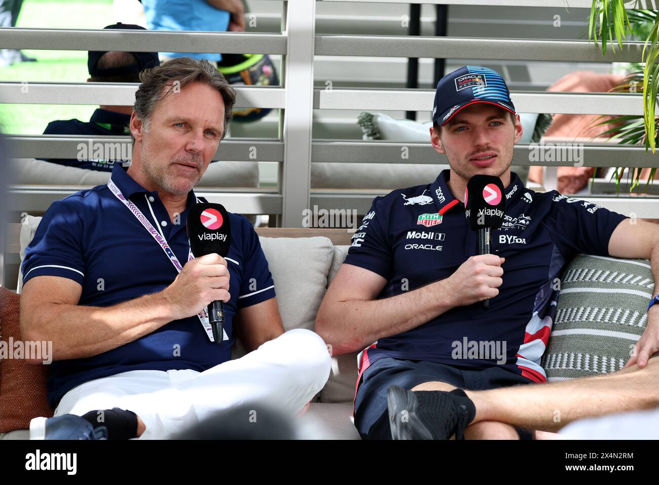 Miami, Stati Uniti. 4 maggio 2024. (Da L a R): Mike Hezemans (NLD) Viaplay Presenter con Max Verstappen (NLD) Red Bull Racing. Formula 1 World Championship, Rd 6, Miami Grand Prix, sabato 4 maggio 2024. Autodromo internazionale di Miami, Miami, Florida, Stati Uniti. Crediti: James Moy/Alamy Live News Foto Stock