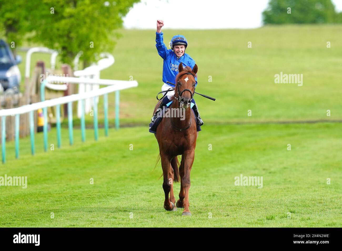 Jockey William Buick festeggia dopo aver vinto il QIPCO 2000 Guineas Stakes a bordo di un notevole discorso il secondo giorno del QIPCO Guineas Festival al Newmarket Racecourse, Suffolk. Data foto: Sabato 4 maggio 2024. Foto Stock