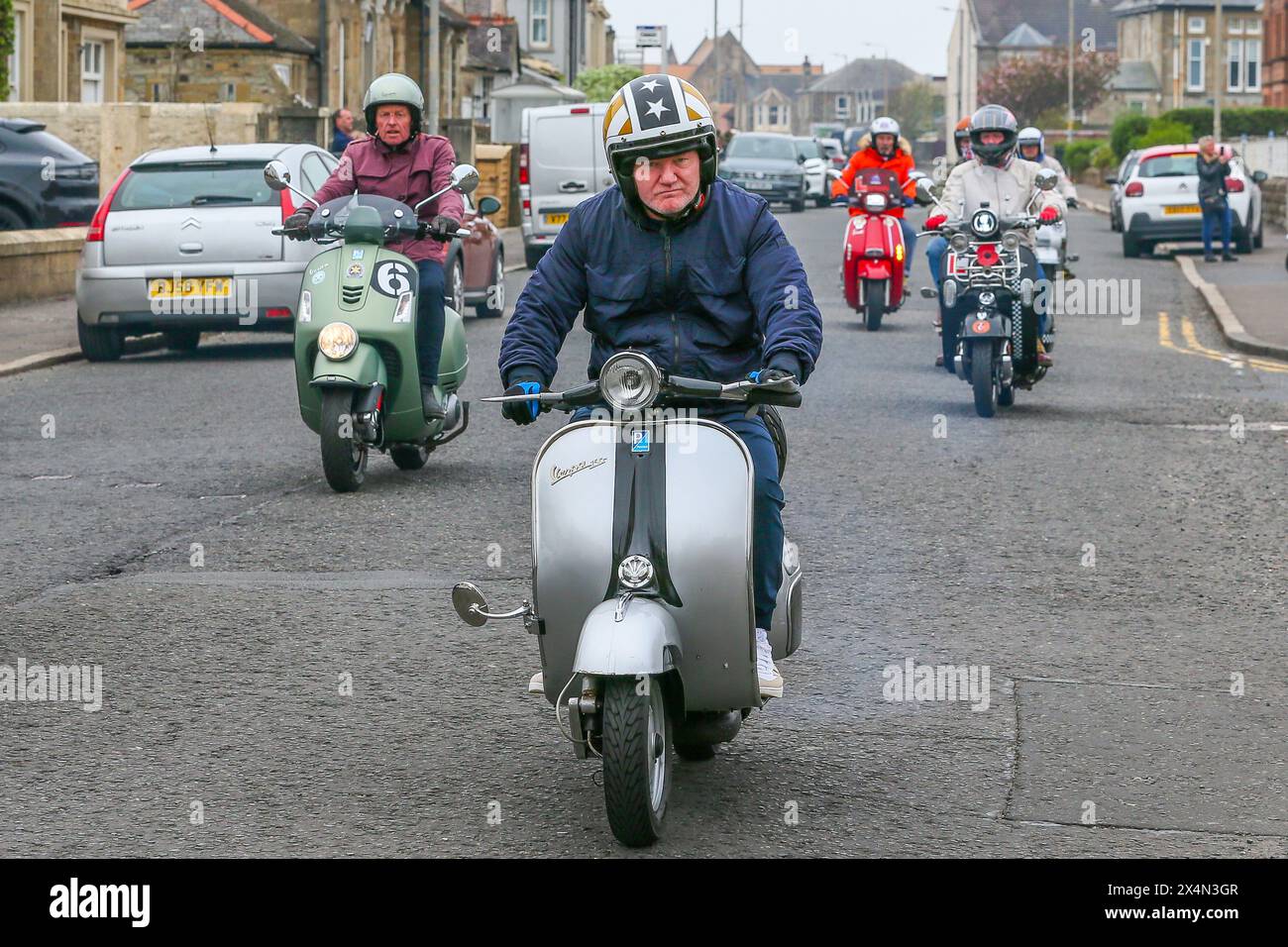 Troon, Regno Unito. 4 maggio 2024. Almeno 120 appassionati di scooter hanno partecipato all'annuale Troon Mod Scooter Rally a Troon, Ayrshire, Scozia, Regno Unito. Molti degli scooter, tra cui le Lambrette e le Vespe d'epoca, sono stati personalizzati e personalizzati, attirando l'attenzione dei passanti. Il rally includeva un "Ride-Out" intorno ad alcune strade locali di Troon. Crediti: Findlay/Alamy Live News Foto Stock