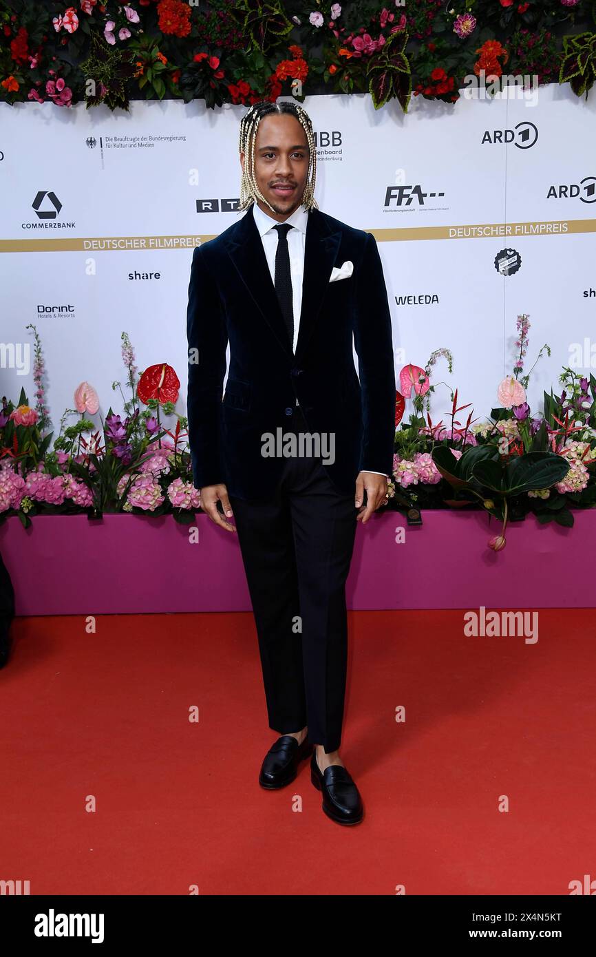 Jerry Hoffmann bei der Ankunft zu der Verleihung des Deutscher Filmpreis / Berlin / 03.05.2024 *** Jerry Hoffmann arriva al German Film Award Berlin 03 05 2024 Foto Stock