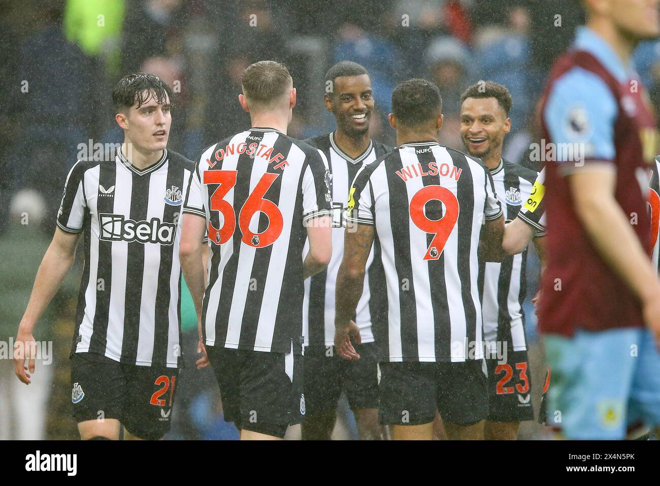 Burnley, Regno Unito. 4 maggio 2024. Alexander Isak del Newcastle United (c) festeggia con i suoi compagni di squadra dopo aver segnato il 4 ° gol della sua squadra. Partita di Premier League, Burnley contro Newcastle Utd al Turf Moor di Burnley, Lancs sabato 4 maggio 2024. Questa immagine può essere utilizzata solo per scopi editoriali. Solo per uso editoriale, foto di Chris Stading/Andrew Orchard fotografia sportiva/Alamy Live news credito: Andrew Orchard fotografia sportiva/Alamy Live News Foto Stock