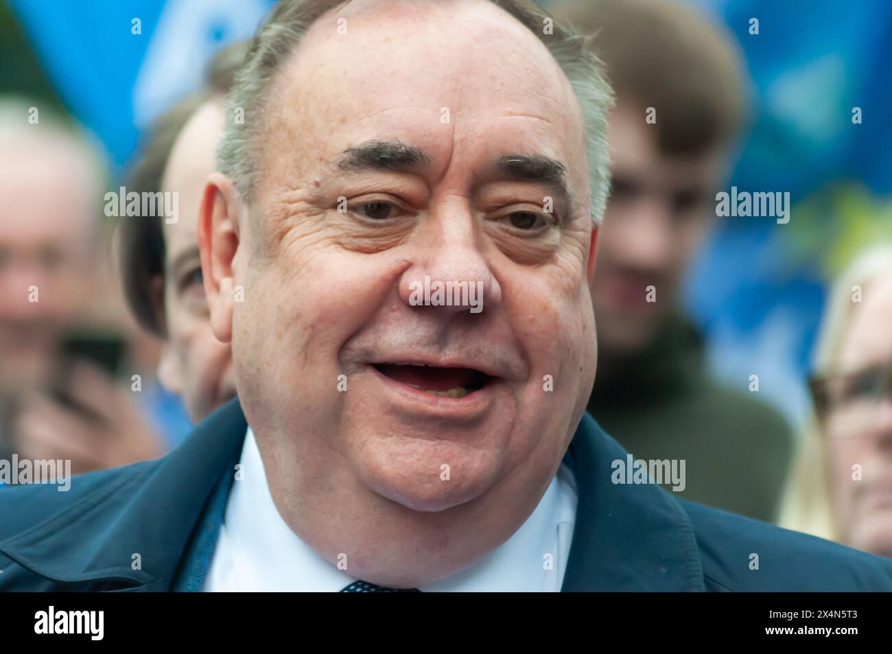 Glasgow, Scozia, Regno Unito. 4 maggio 2024. L'ex primo ministro della Scozia e ora leader del Partito Alba Alex Salmond si unisce ai sostenitori dell'indipendenza scozzese per marciare da Kelvingrove Park attraverso il centro della città per un raduno a Glasgow Green. L'evento è stato organizzato dal gruppo All Under One Banner. Crediti: SKULLY/Alamy Live News Foto Stock