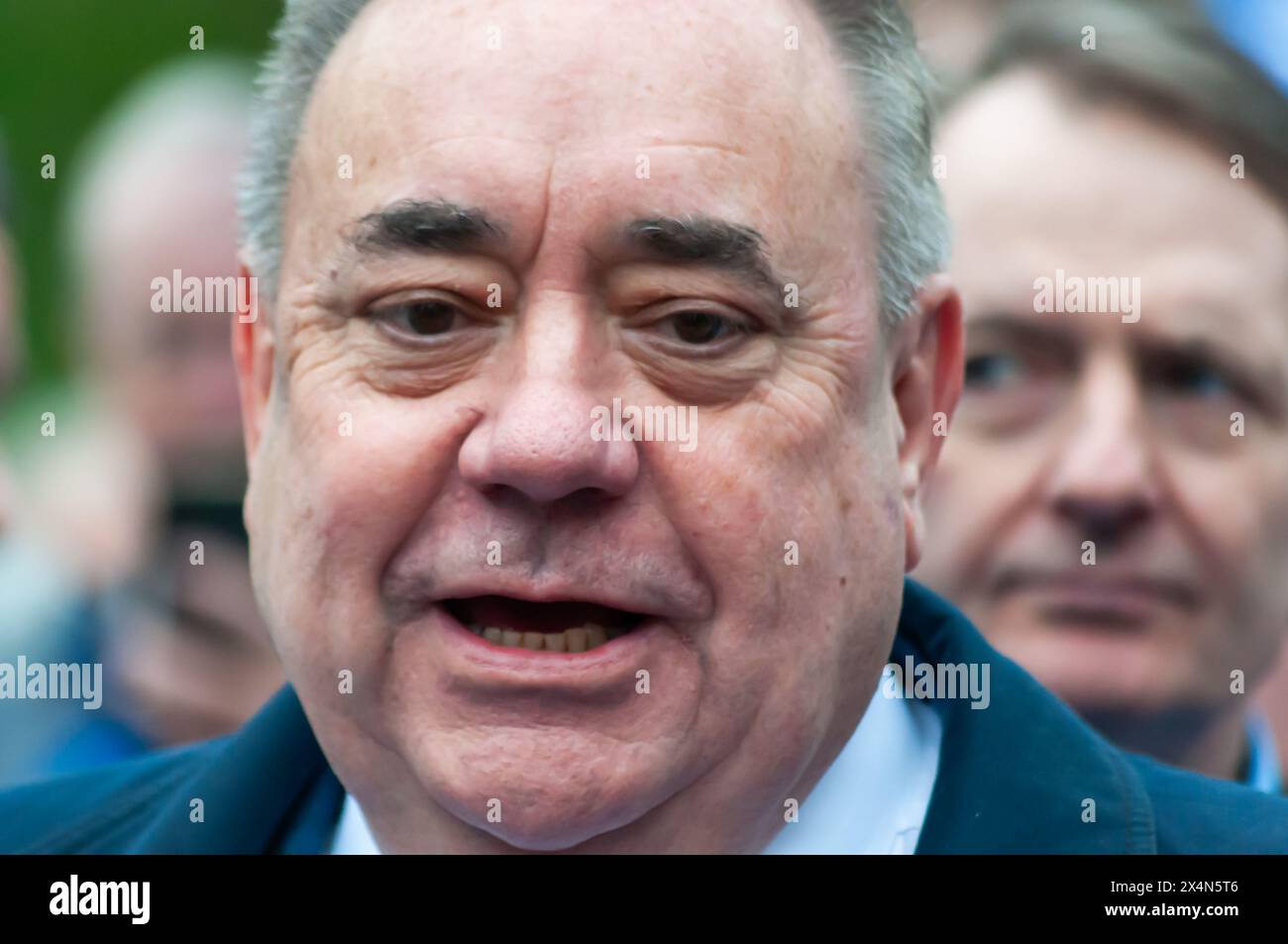 Glasgow, Scozia, Regno Unito. 4 maggio 2024. L'ex primo ministro della Scozia e ora leader del Partito Alba Alex Salmond si unisce ai sostenitori dell'indipendenza scozzese per marciare da Kelvingrove Park attraverso il centro della città per un raduno a Glasgow Green. L'evento è stato organizzato dal gruppo All Under One Banner. Crediti: SKULLY/Alamy Live News Foto Stock