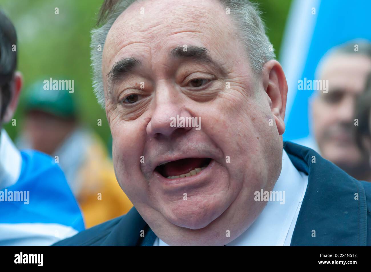 Glasgow, Scozia, Regno Unito. 4 maggio 2024. L'ex primo ministro della Scozia e ora leader del Partito Alba Alex Salmond si unisce ai sostenitori dell'indipendenza scozzese per marciare da Kelvingrove Park attraverso il centro della città per un raduno a Glasgow Green. L'evento è stato organizzato dal gruppo All Under One Banner. Crediti: SKULLY/Alamy Live News Foto Stock