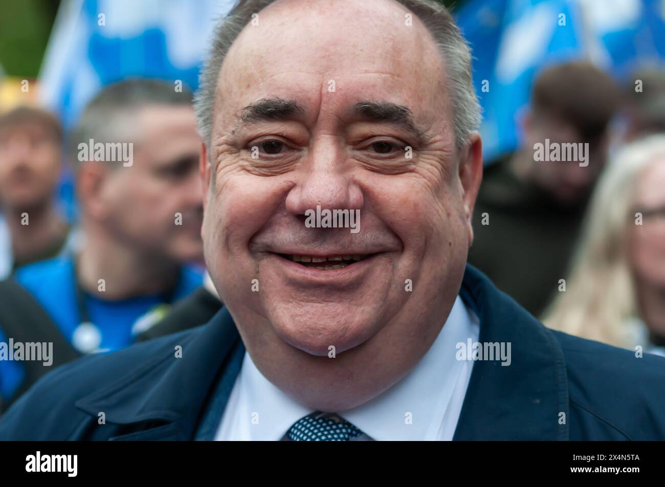 Glasgow, Scozia, Regno Unito. 4 maggio 2024. L'ex primo ministro della Scozia e ora leader del Partito Alba Alex Salmond si unisce ai sostenitori dell'indipendenza scozzese per marciare da Kelvingrove Park attraverso il centro della città per un raduno a Glasgow Green. L'evento è stato organizzato dal gruppo All Under One Banner. Crediti: SKULLY/Alamy Live News Foto Stock