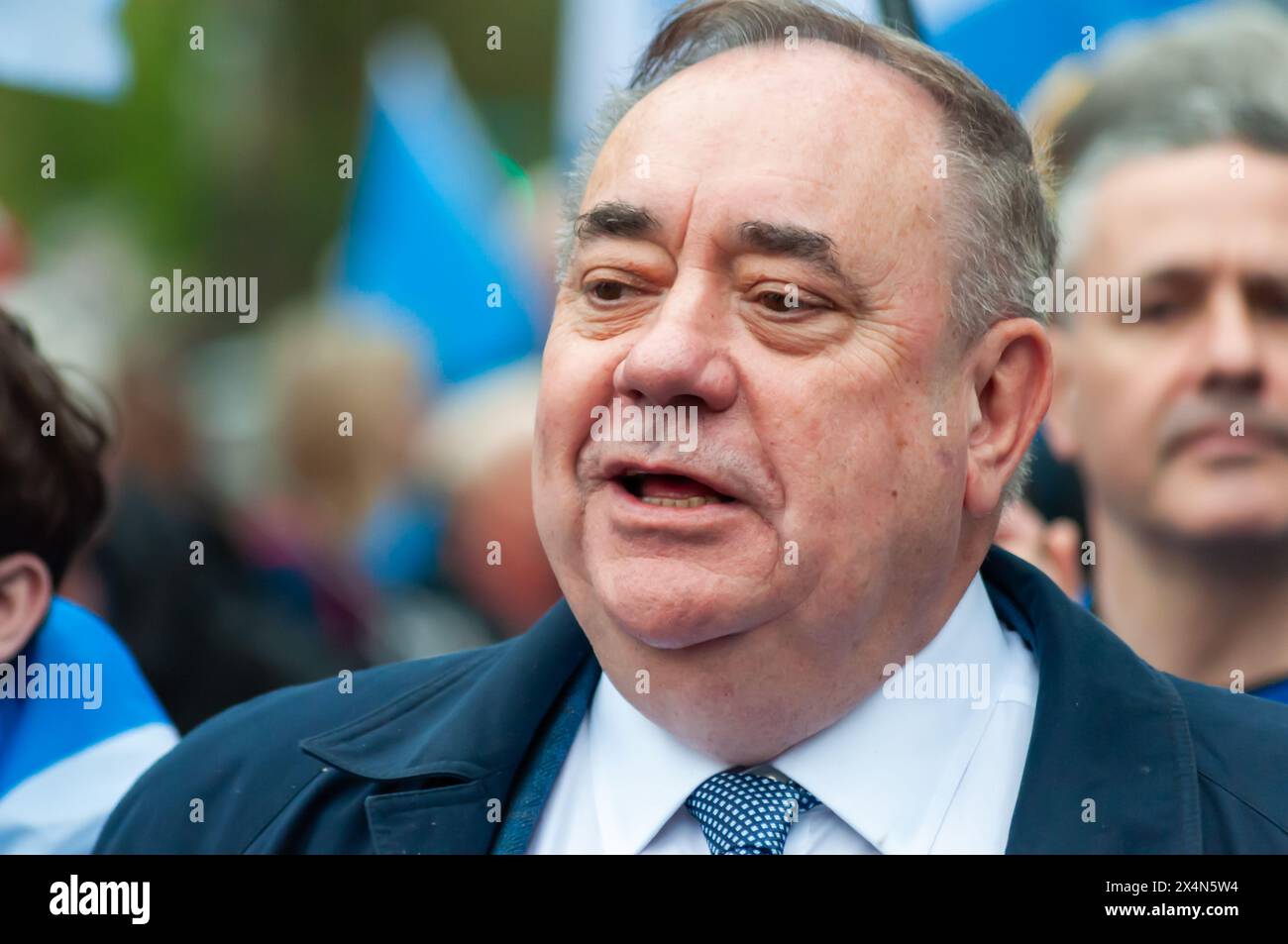 Glasgow, Scozia, Regno Unito. 4 maggio 2024. L'ex primo ministro della Scozia e ora leader del Partito Alba Alex Salmond si unisce ai sostenitori dell'indipendenza scozzese per marciare da Kelvingrove Park attraverso il centro della città per un raduno a Glasgow Green. L'evento è stato organizzato dal gruppo All Under One Banner. Crediti: SKULLY/Alamy Live News Foto Stock
