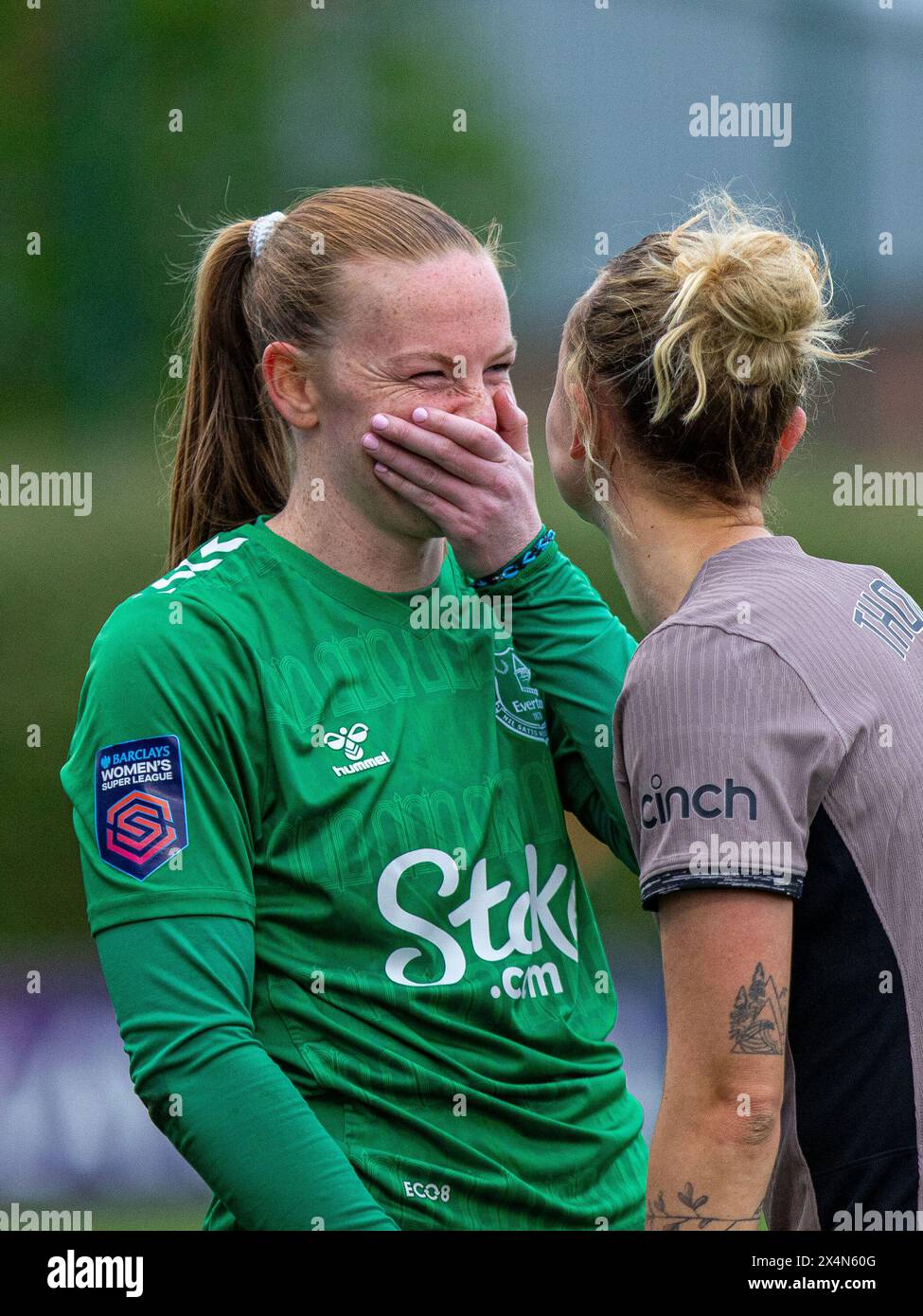 Walton Hall Park Stadium, Regno Unito. 4 maggio 2024. Capo allenatore dell'Everton Brian Sorensen ridendo con Martha Thomas (17 Tottenham Hotspur) dopo la Barclays Women Super League tra Everton e Tottenham al Walton Hall Park Stadium di Liverpool, Inghilterra 4 maggio 2024 | foto: Jayde Chamberlain/SPP. Jayde Chamberlain/SPP (Jayde Chamberlain/SPP) credito: SPP Sport Press Photo. /Alamy Live News Foto Stock