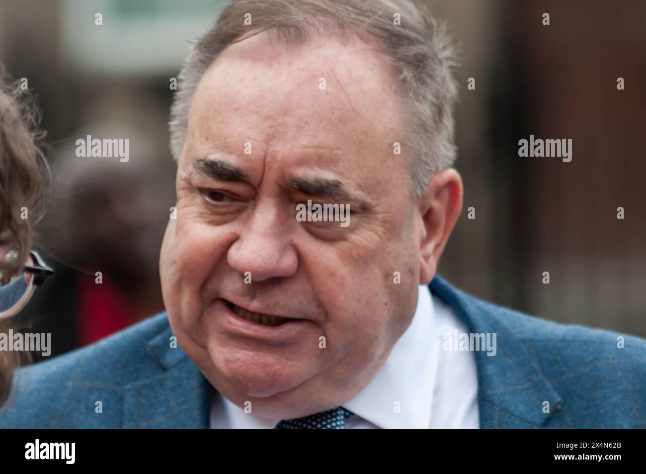 Glasgow, Scozia, Regno Unito. 4 maggio 2024. L'ex primo ministro della Scozia e ora leader del Partito Alba Alex Salmond si unisce ai sostenitori dell'indipendenza scozzese per marciare da Kelvingrove Park attraverso il centro della città per un raduno a Glasgow Green. L'evento è stato organizzato dal gruppo All Under One Banner. Crediti: SKULLY/Alamy Live News Foto Stock