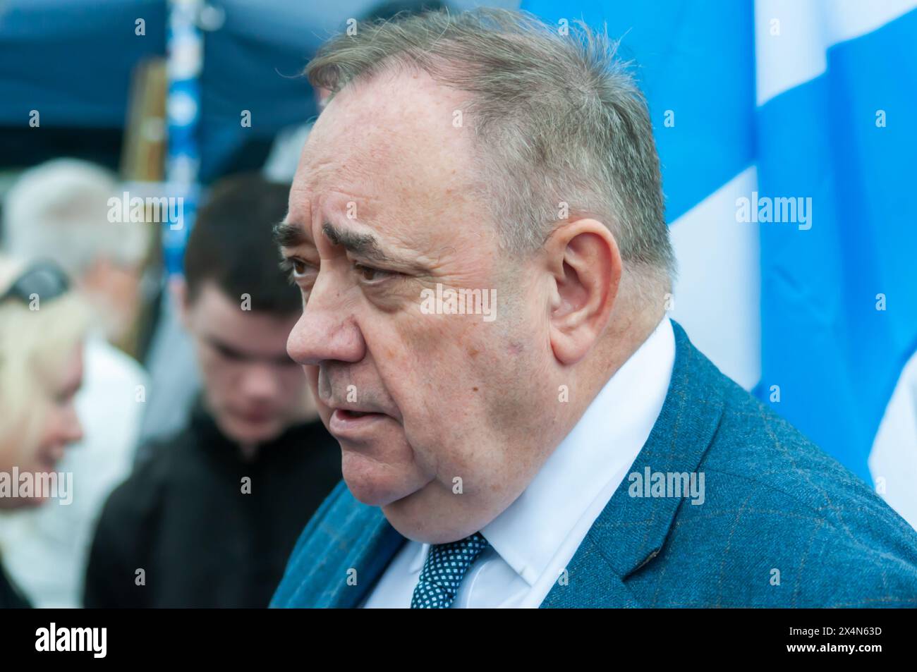 Glasgow, Scozia, Regno Unito. 4 maggio 2024. L'ex primo ministro della Scozia e ora leader del Partito Alba Alex Salmond si unisce ai sostenitori dell'indipendenza scozzese per marciare da Kelvingrove Park attraverso il centro della città per un raduno a Glasgow Green. L'evento è stato organizzato dal gruppo All Under One Banner. Crediti: SKULLY/Alamy Live News Foto Stock