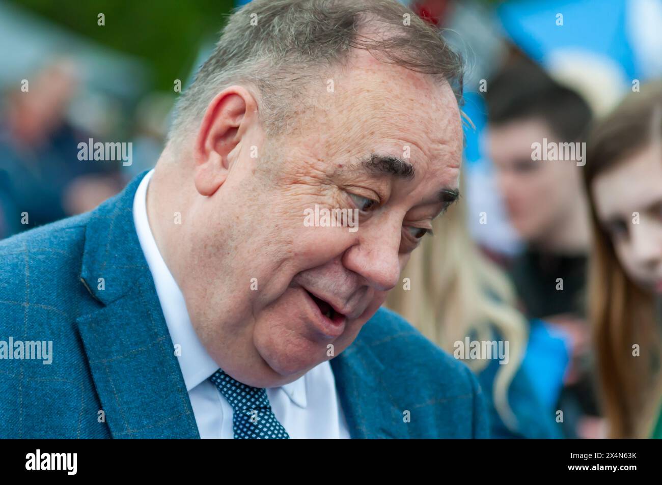Glasgow, Scozia, Regno Unito. 4 maggio 2024. L'ex primo ministro della Scozia e ora leader del Partito Alba Alex Salmond si unisce ai sostenitori dell'indipendenza scozzese per marciare da Kelvingrove Park attraverso il centro della città per un raduno a Glasgow Green. L'evento è stato organizzato dal gruppo All Under One Banner. Crediti: SKULLY/Alamy Live News Foto Stock