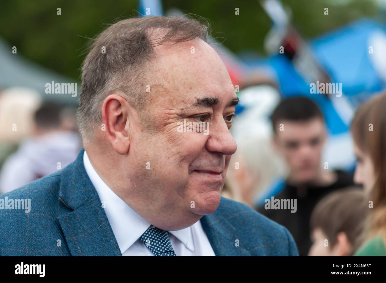 Glasgow, Scozia, Regno Unito. 4 maggio 2024. L'ex primo ministro della Scozia e ora leader del Partito Alba Alex Salmond si unisce ai sostenitori dell'indipendenza scozzese per marciare da Kelvingrove Park attraverso il centro della città per un raduno a Glasgow Green. L'evento è stato organizzato dal gruppo All Under One Banner. Crediti: SKULLY/Alamy Live News Foto Stock