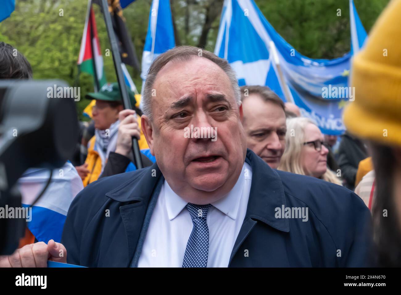 Glasgow, Scozia, Regno Unito. 4 maggio 2024. L'ex primo ministro della Scozia e ora leader del Partito Alba Alex Salmond si unisce ai sostenitori dell'indipendenza scozzese per marciare da Kelvingrove Park attraverso il centro della città per un raduno a Glasgow Green. L'evento è stato organizzato dal gruppo All Under One Banner. Crediti: SKULLY/Alamy Live News Foto Stock