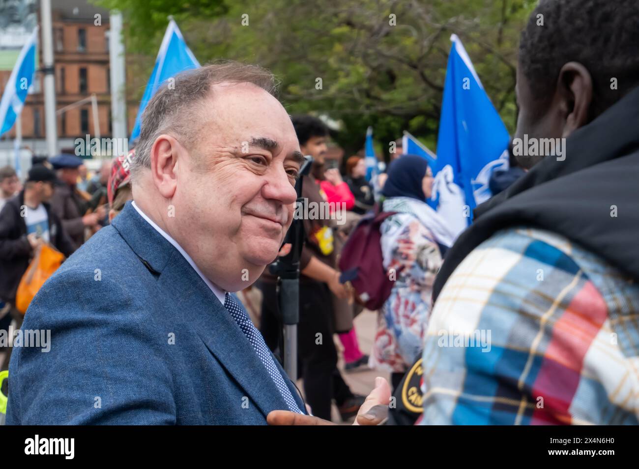 Glasgow, Scozia, Regno Unito. 4 maggio 2024. L'ex primo ministro della Scozia e ora leader del Partito Alba Alex Salmond si unisce ai sostenitori dell'indipendenza scozzese per marciare da Kelvingrove Park attraverso il centro della città per un raduno a Glasgow Green. L'evento è stato organizzato dal gruppo All Under One Banner. Crediti: SKULLY/Alamy Live News Foto Stock